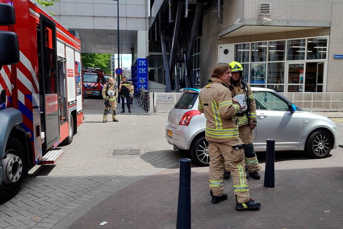 Brandweer doet onderzoek naar brand in flatgebouw