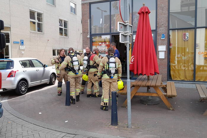 Brandweer doet onderzoek naar brand in flatgebouw