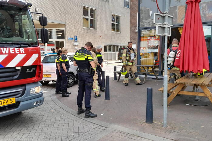 Brandweer doet onderzoek naar brand in flatgebouw