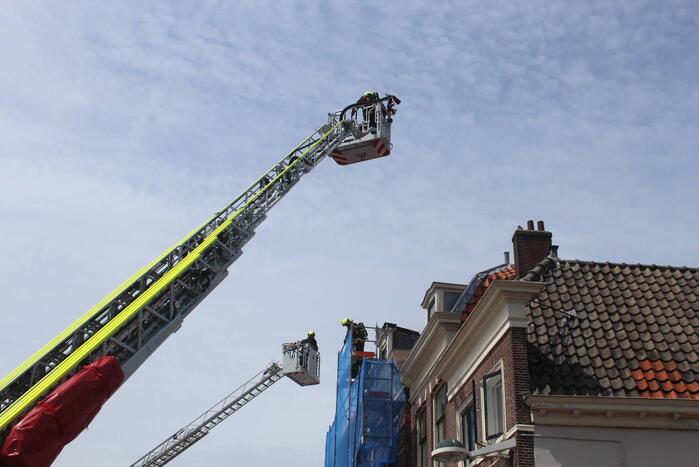 Brand op dak van grachtenpand