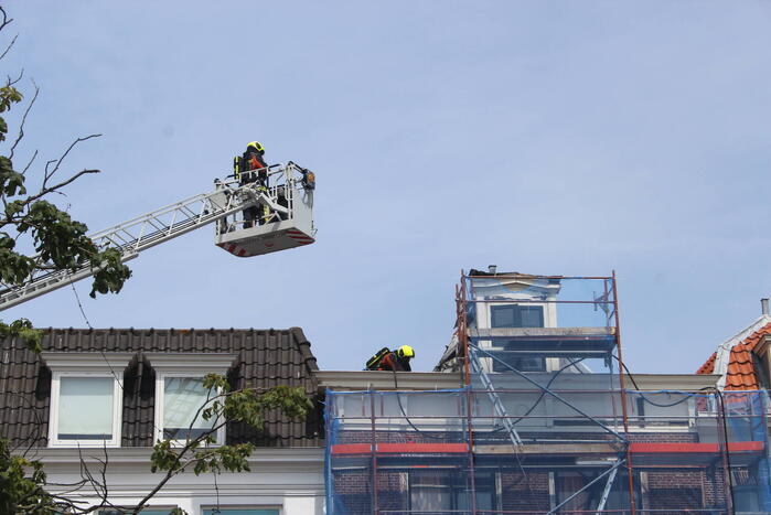 Brand op dak van grachtenpand