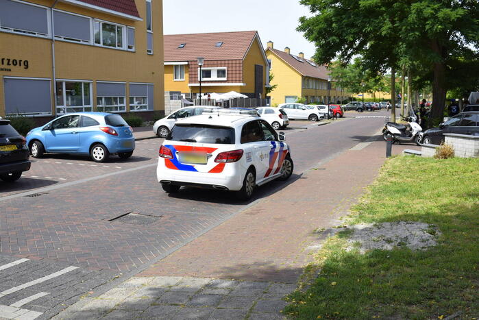 Scooterrijder botst tegen auto die plotseling parkeervak verlaat