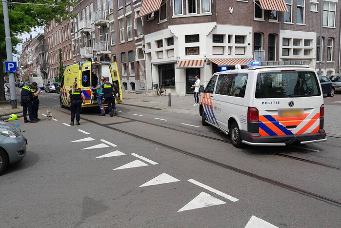 Automobilist rijdt door na botsing met scooter