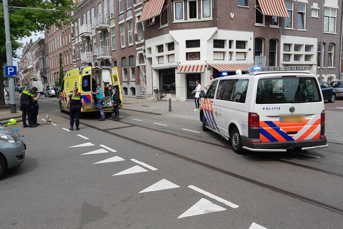 Automobilist rijdt door na botsing met scooter