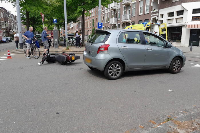 Automobilist rijdt door na botsing met scooter