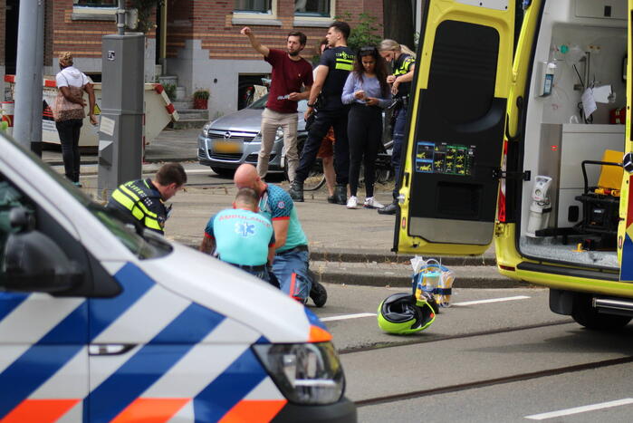 Automobilist rijdt door na botsing met scooter