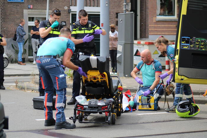 Automobilist rijdt door na botsing met scooter