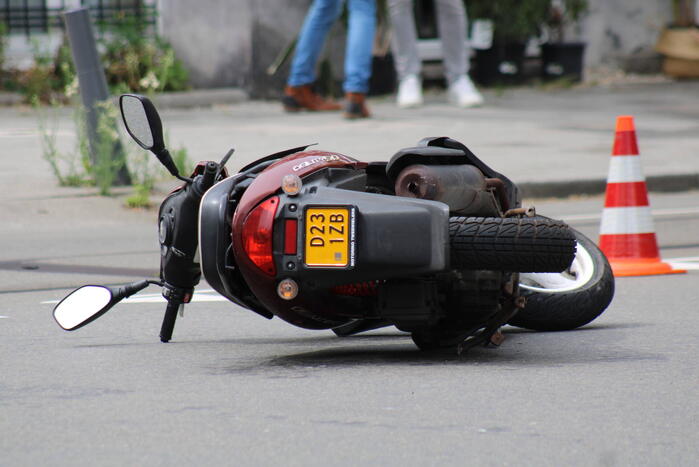 Automobilist rijdt door na botsing met scooter