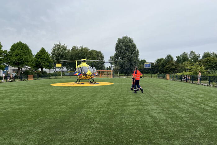 Traumahelikopter landt op voetbalveld