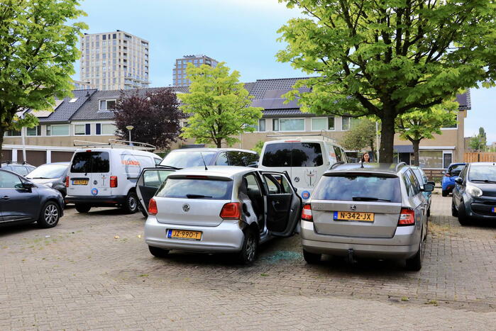 Geparkeerde auto in brand gestoken