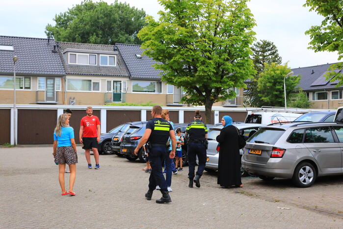 Geparkeerde auto in brand gestoken