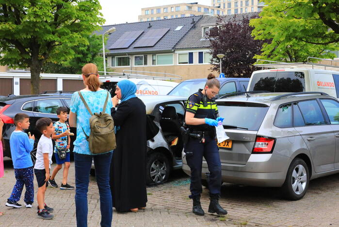 Geparkeerde auto in brand gestoken