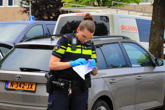 Geparkeerde auto in brand gestoken