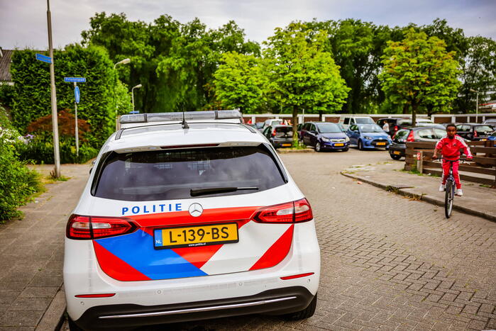 Geparkeerde auto in brand gestoken