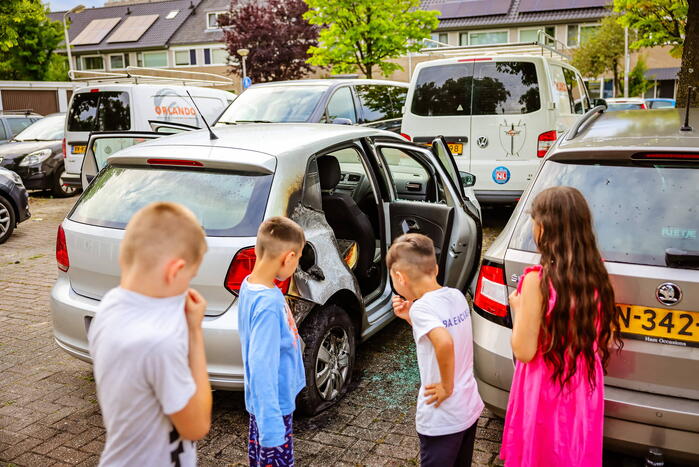 Geparkeerde auto in brand gestoken