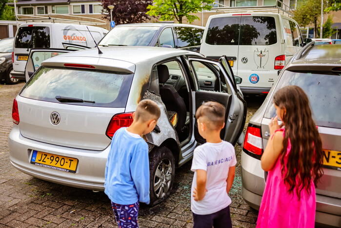 Geparkeerde auto in brand gestoken