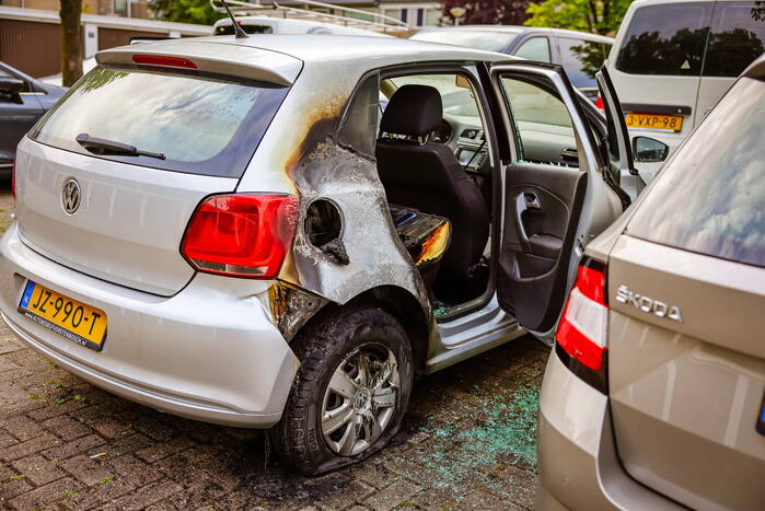 Geparkeerde auto in brand gestoken