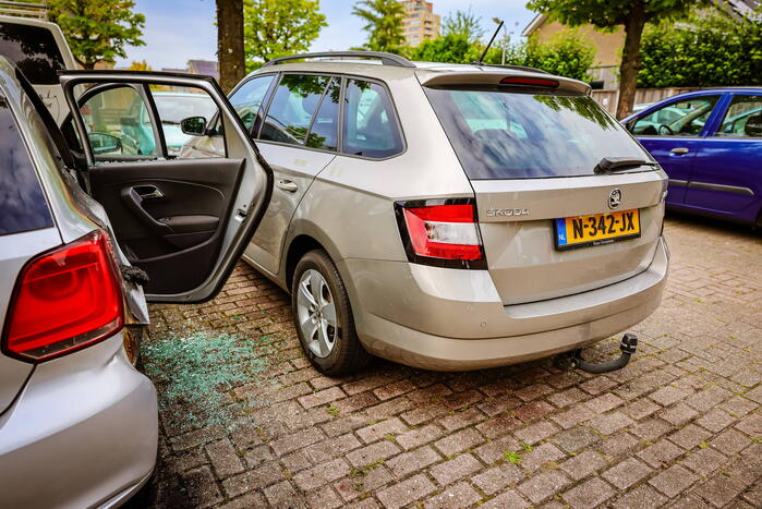 Geparkeerde auto in brand gestoken