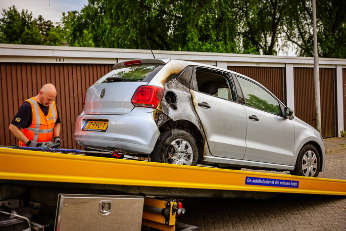 Geparkeerde auto in brand gestoken