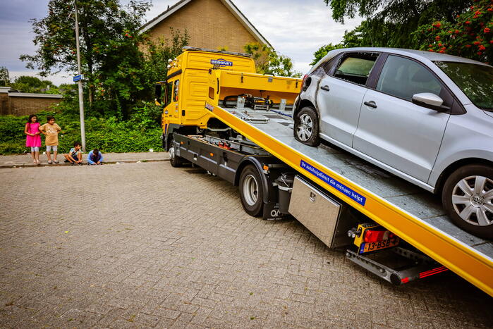 Geparkeerde auto in brand gestoken