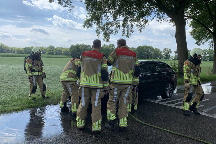 Brand in motorcompartiment verwoest auto