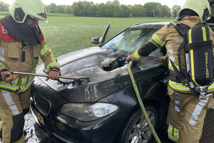 Brand in motorcompartiment verwoest auto