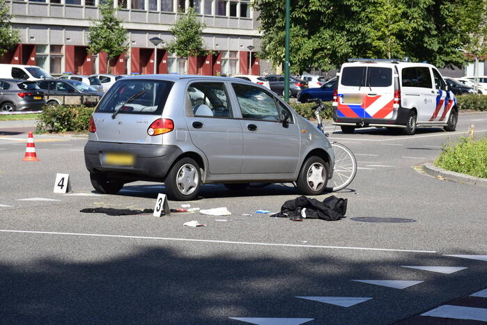 Fietser zwaargewond bij aanrijding met auto