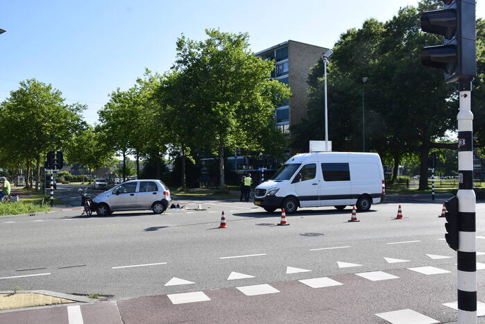 Fietser zwaargewond bij aanrijding met auto
