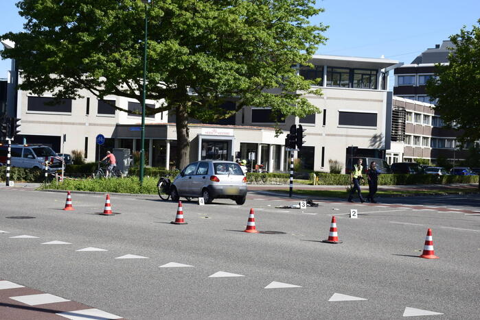 Fietser zwaargewond bij aanrijding met auto