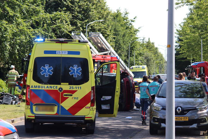 Auto op de kant na botsing met lantaarnpaal