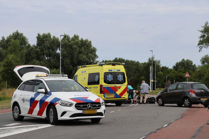 Vrouw op fiets ernstig gewond bij botsing met auto