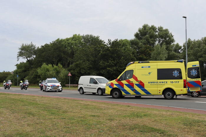 Vrouw op fiets ernstig gewond bij botsing met auto