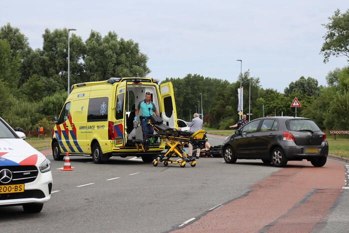 Vrouw op fiets ernstig gewond bij botsing met auto