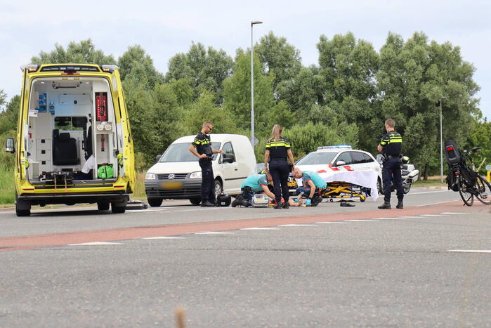 Vrouw op fiets ernstig gewond bij botsing met auto