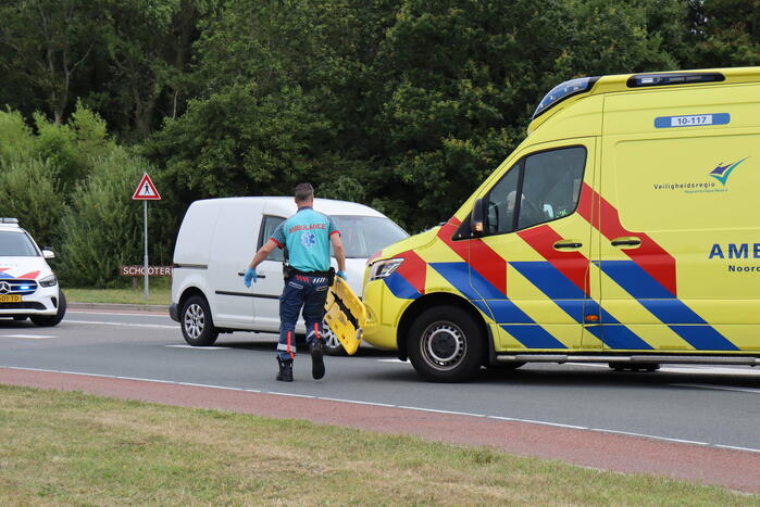 Vrouw op fiets ernstig gewond bij botsing met auto