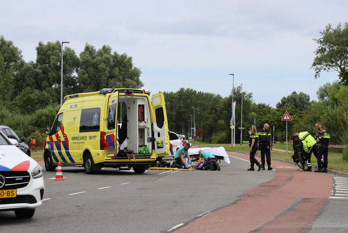 Vrouw op fiets ernstig gewond bij botsing met auto