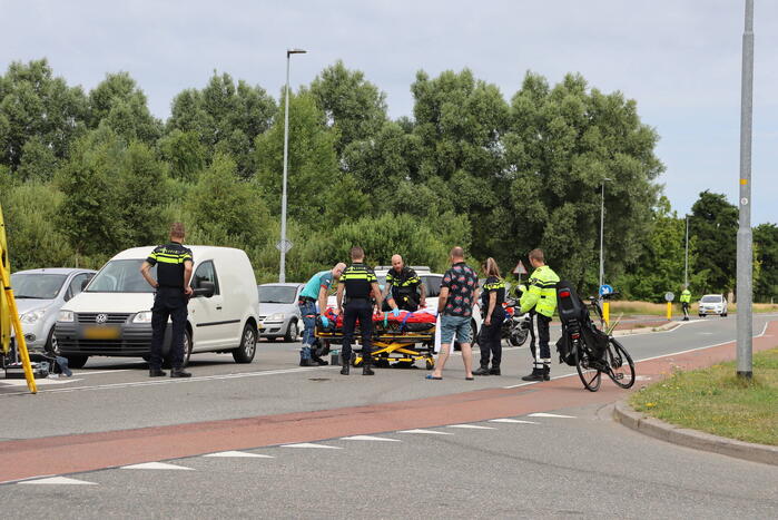 Vrouw op fiets ernstig gewond bij botsing met auto