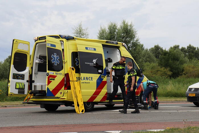 Vrouw op fiets ernstig gewond bij botsing met auto