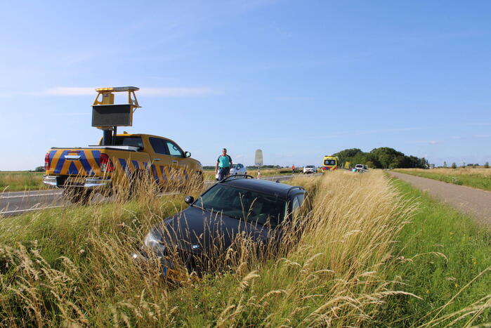 Twee auto's belanden in greppel na ongeval