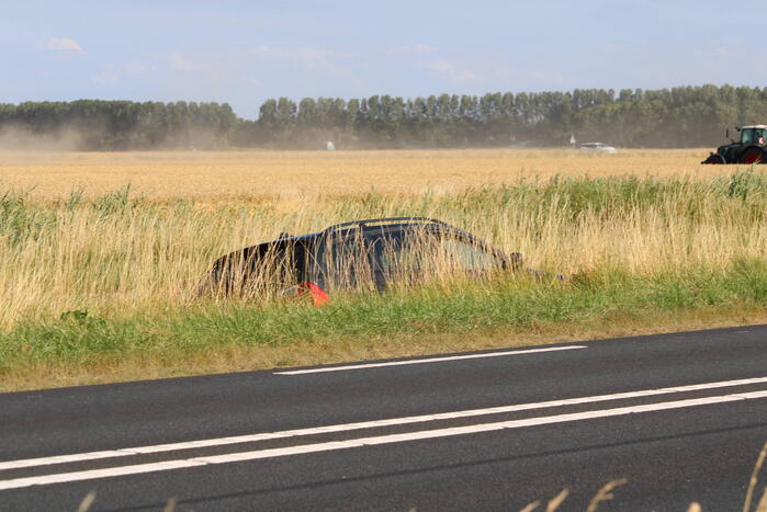 Twee auto's belanden in greppel na ongeval