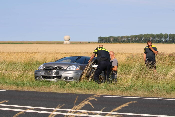Twee auto's belanden in greppel na ongeval