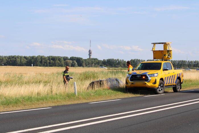 Twee auto's belanden in greppel na ongeval