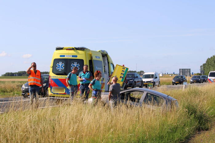 Twee auto's belanden in greppel na ongeval