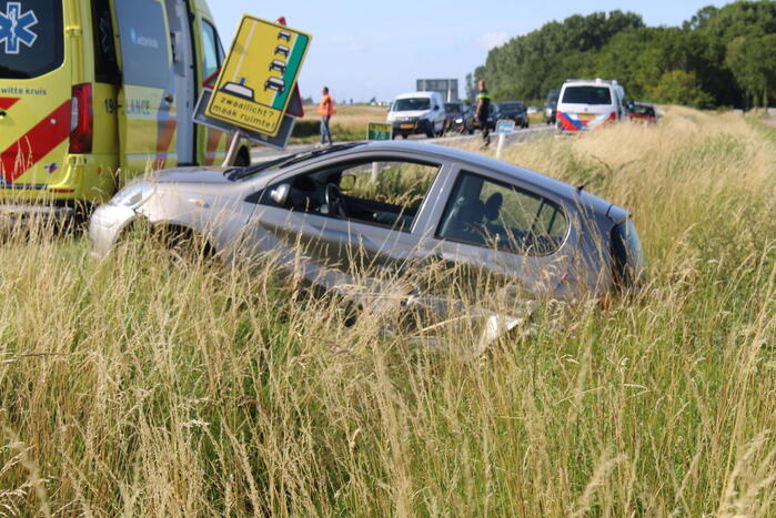 Twee auto's belanden in greppel na ongeval