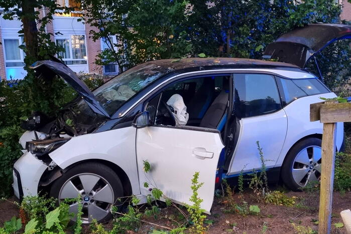 Automobilist vlucht na crash in struiken