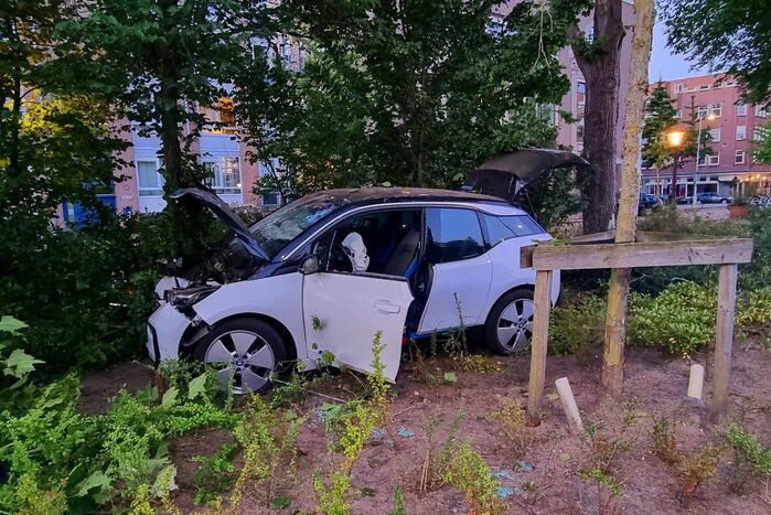 Automobilist vlucht na crash in struiken