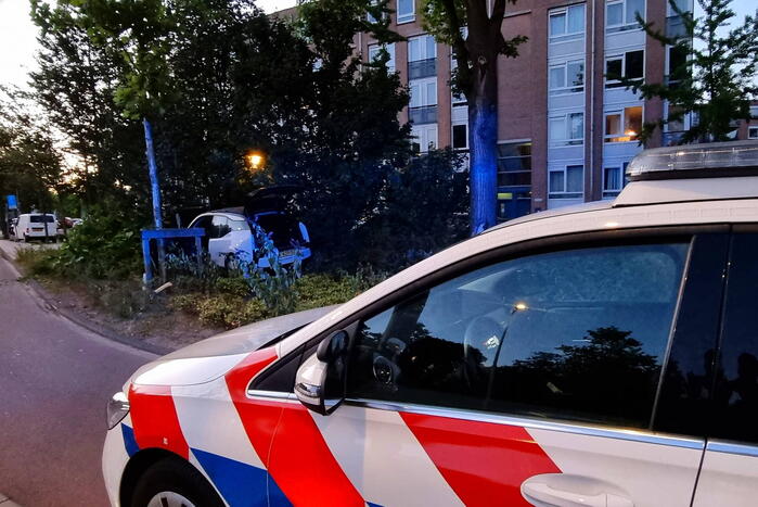 Automobilist vlucht na crash in struiken