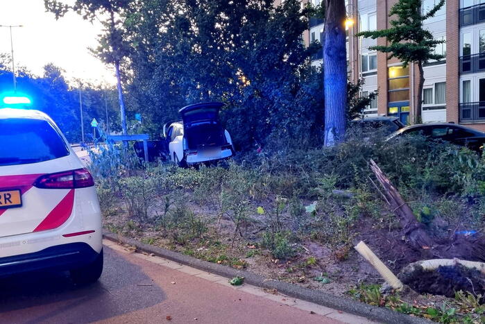 Automobilist vlucht na crash in struiken