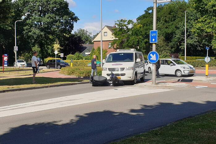 Bestelbus botst op scooterrijder