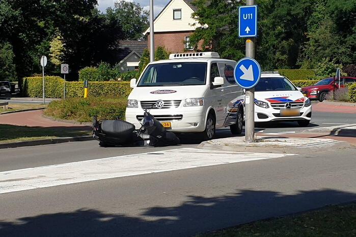 Bestelbus botst op scooterrijder